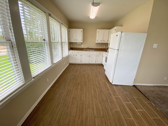 Building Photo - 2 bedroom/1 bathroom apartment for rent in...