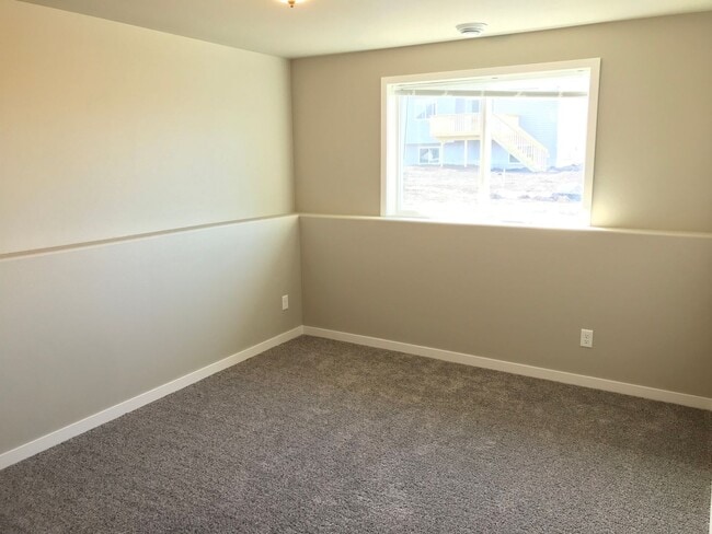 Building Photo - 4 Bed 2 Bath Single Family Home