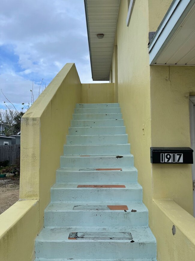 Building Photo - Steps to the beach!