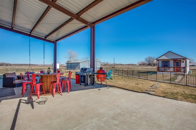 Building Photo - 3 Bed 3 Bath on 5 Acres in Pilot Point