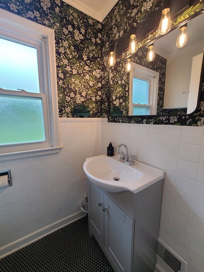 Building Photo - Partially Furnished 3-Bedroom Home with Fenced Yard – Pet Friendly!