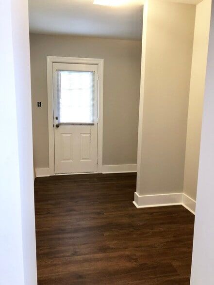 Building Photo - 1721 Oak Dr