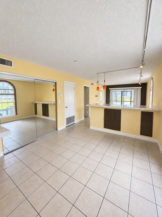Building Photo - 313 Dirksen Dr
