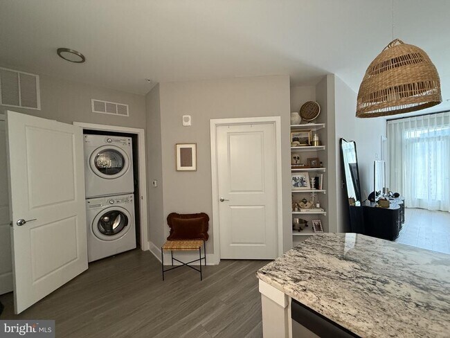 Building Photo - 15250 Siesta Ky Way