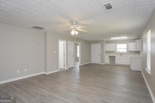 Building Photo - 541 Dove Way