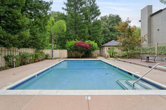 Building Photo - 651 Manresa Ln