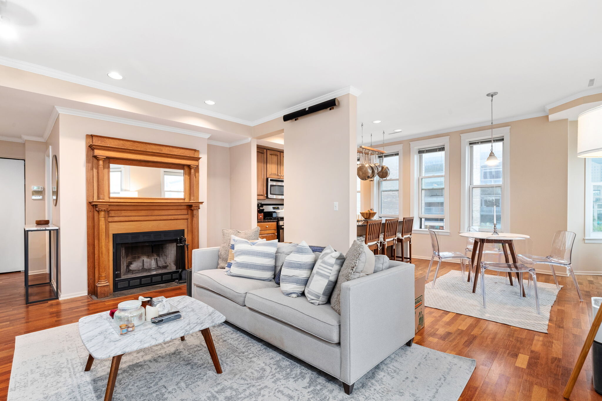 Building Photo - 104 W Oak St