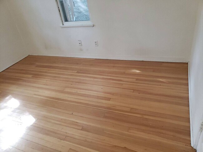 Building Photo - 1005 NE D St