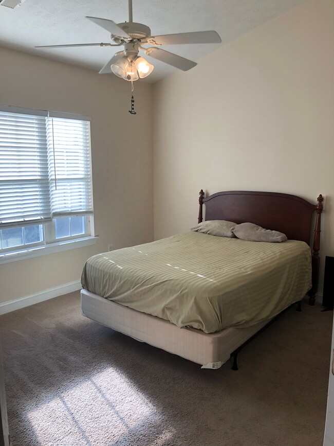 Master bedroom with HDTV - 1025 Algonquin Dr