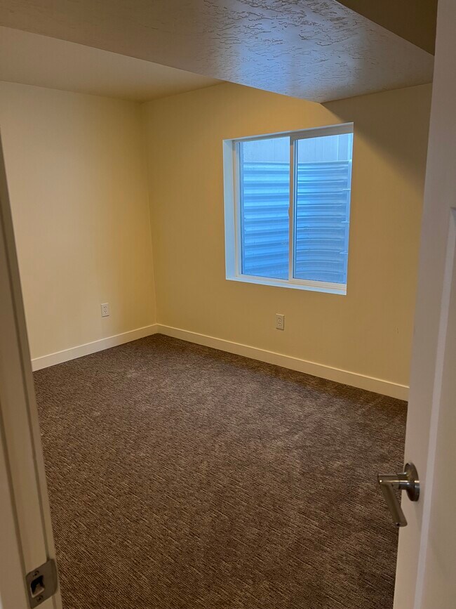 Building Photo - 4724 E Lk Cor Dr