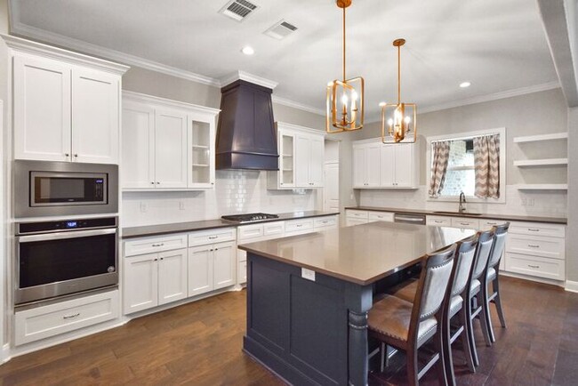 Building Photo - Stunning 4 Bed 2 Bath!
