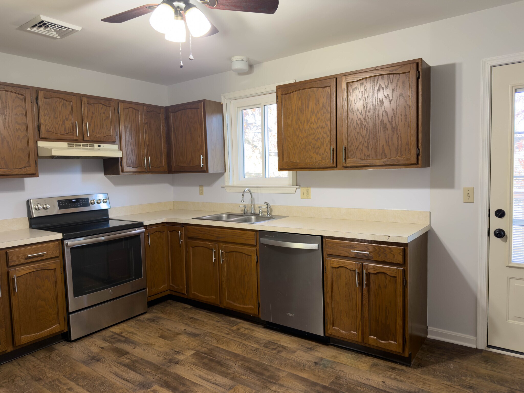 Building Photo - 2231 Donough Dr