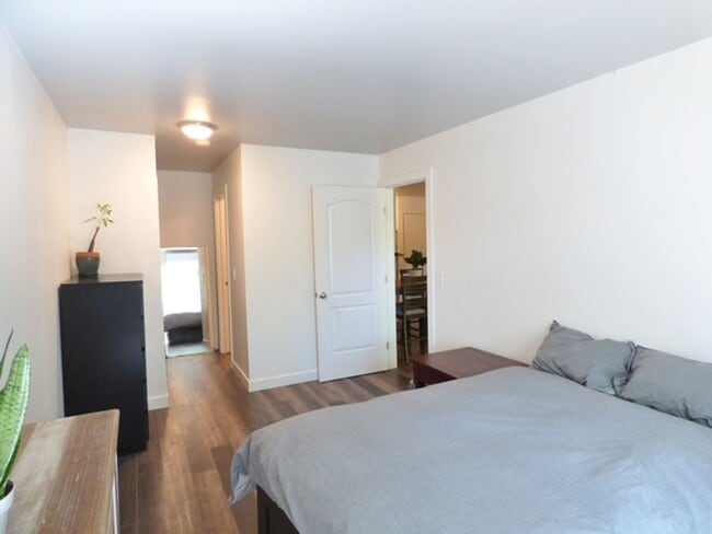 Building Photo - Downtown Living | 1 Bed • 1 Bath Ground-Level Condo | Available August 1!