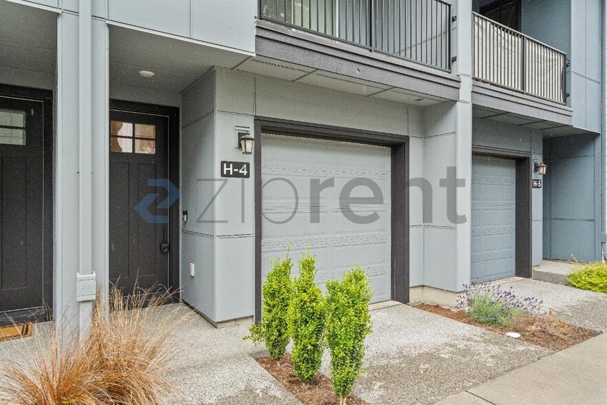 Building Photo - Unit H4
