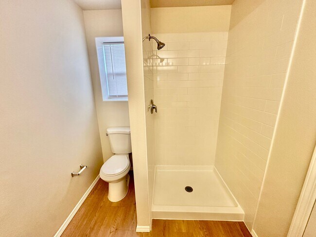 Building Photo - New on the market!