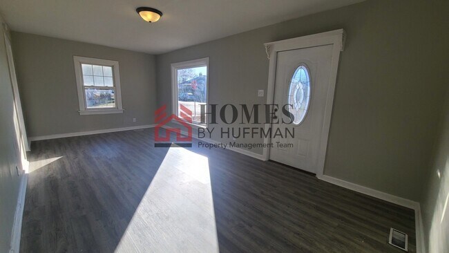 Building Photo - Two Bedroom House - Garage - Move In Ready