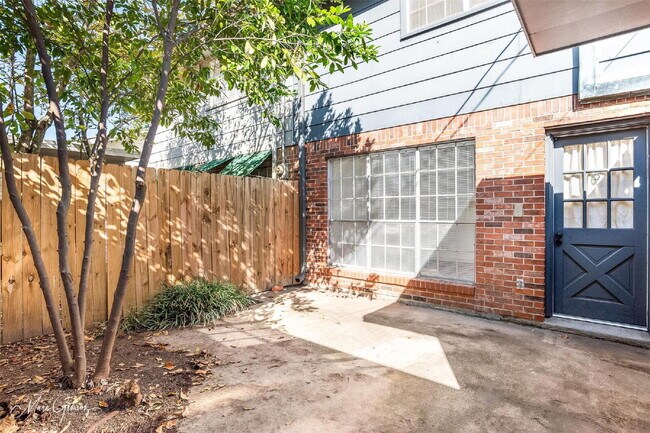 Building Photo - "Charming 2-Bed, 2-Bath Townhouse with Granite Elegance on East Stephenson!"