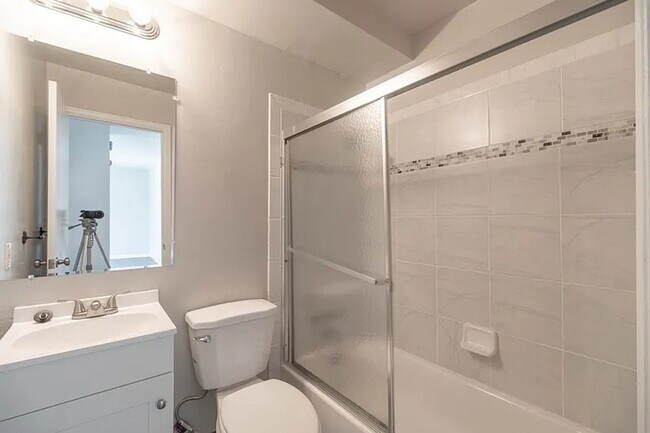 Building Photo - Miller Court Apartments - Security Deposit As Low As $0!