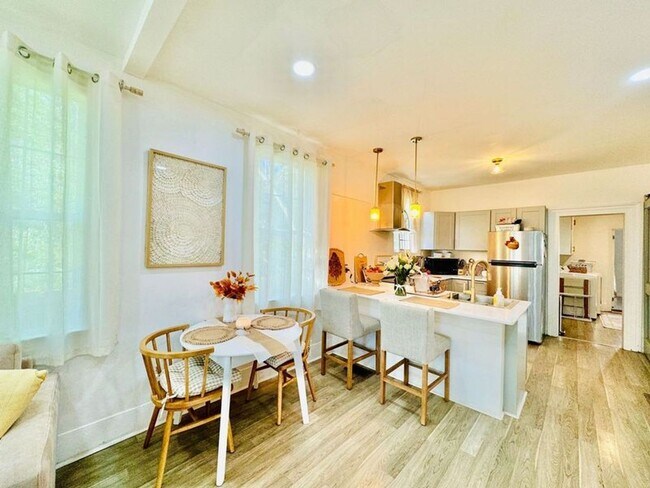 Building Photo - 4 Bedroom 2 Bath Bungalow, in Forsyth Park- Available Jan 3rd!!!