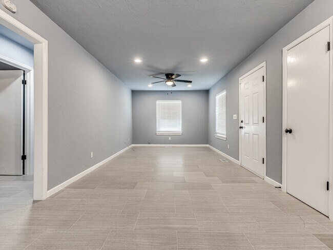 Building Photo - 14008 Gateway Dr