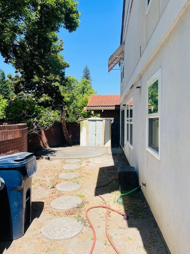 Building Photo - Completely Renovated 2-Bed/1.5 Bath Condo ...