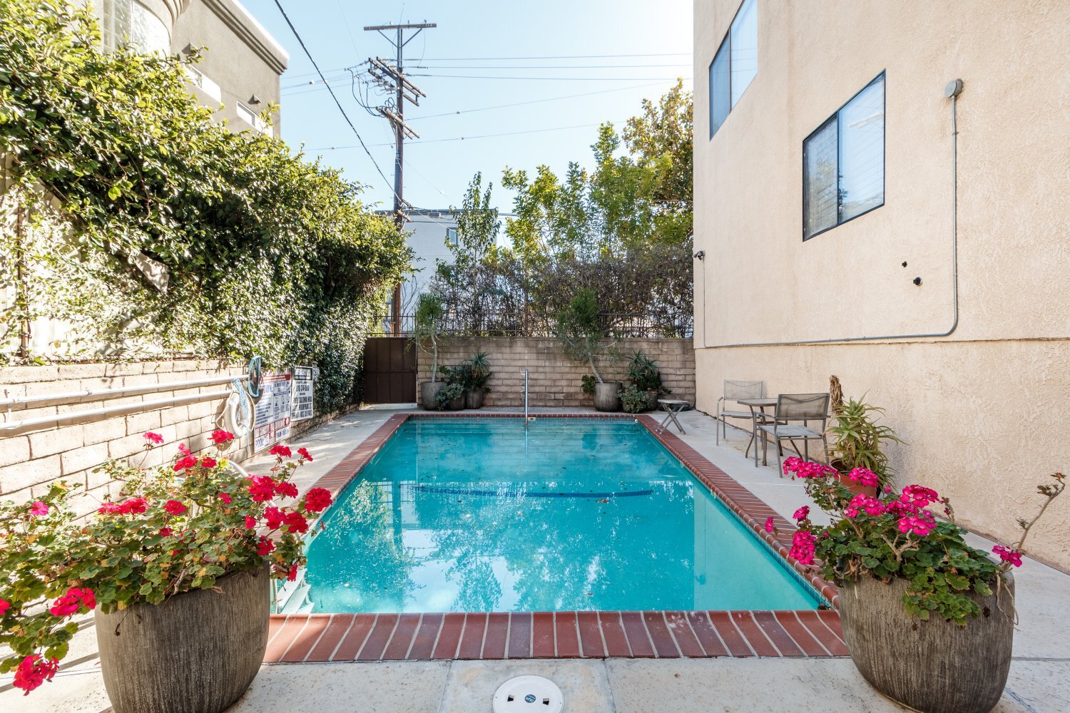 Building Photo - 14923 Moorpark St