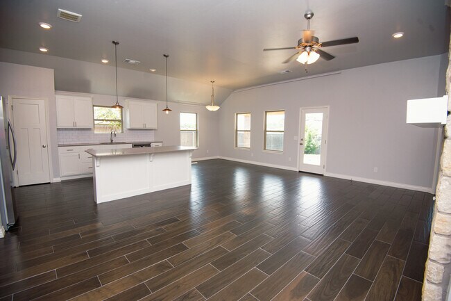 Building Photo - 4405 W Country Club Dr