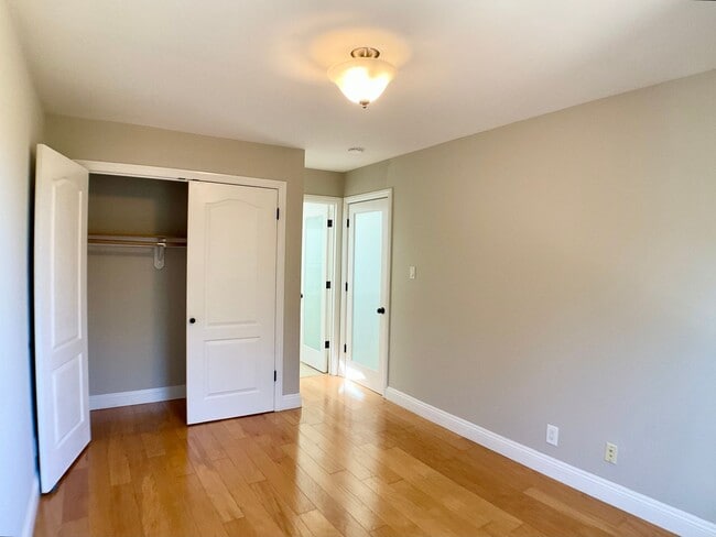 Building Photo - Updated TOP FLOOR 2BR/2BA FLAT! IN-UNIT LA...