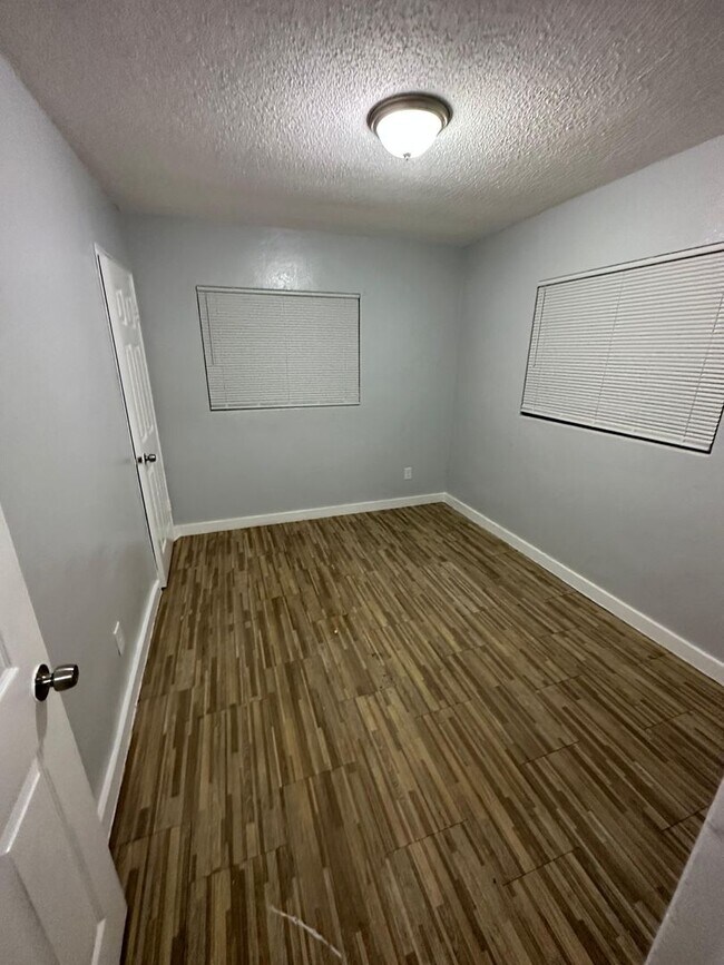 Building Photo - 2845/2847 W 6th St.