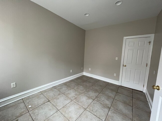 Building Photo - Spacious 4 Bedroom House in Southside Flats!