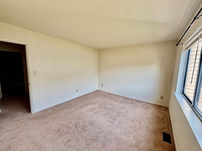 Building Photo - 2 bedroom/1.5 bathroom- The Midlands