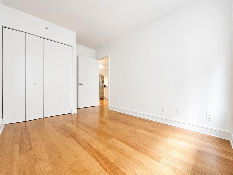 Building Photo - 323 W 96th St