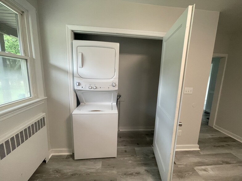 Stackable washer and dryer - 10334 Adirondack View Hts