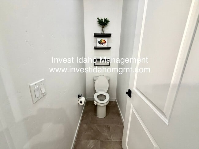 Building Photo - A Home You'll Fall in Love With