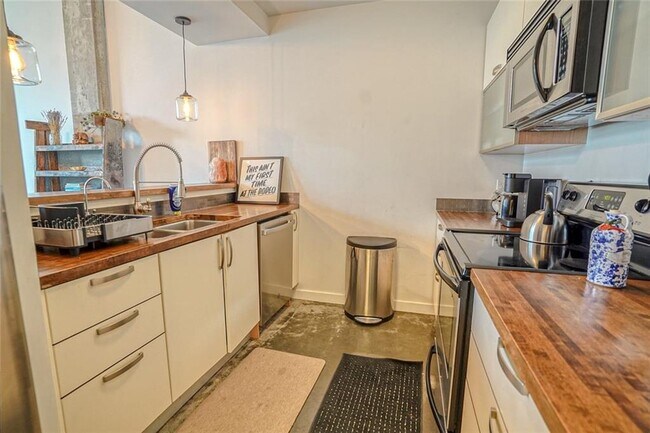 Building Photo - 245 N Highland Ave NE