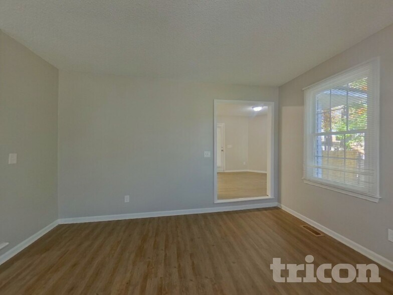 Building Photo - 204 Kemsing Rd