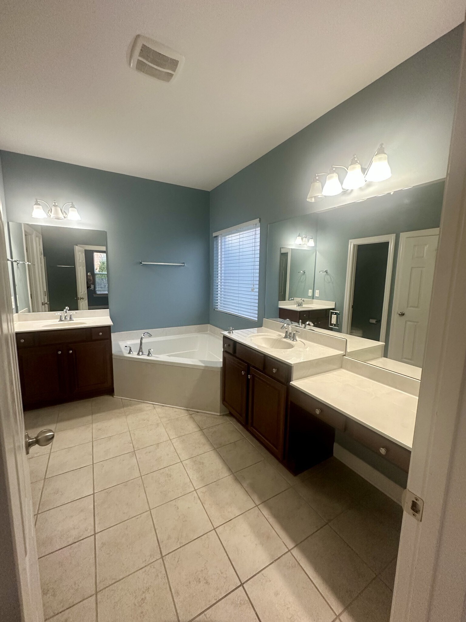 Building Photo - 402 Valley Spring Dr