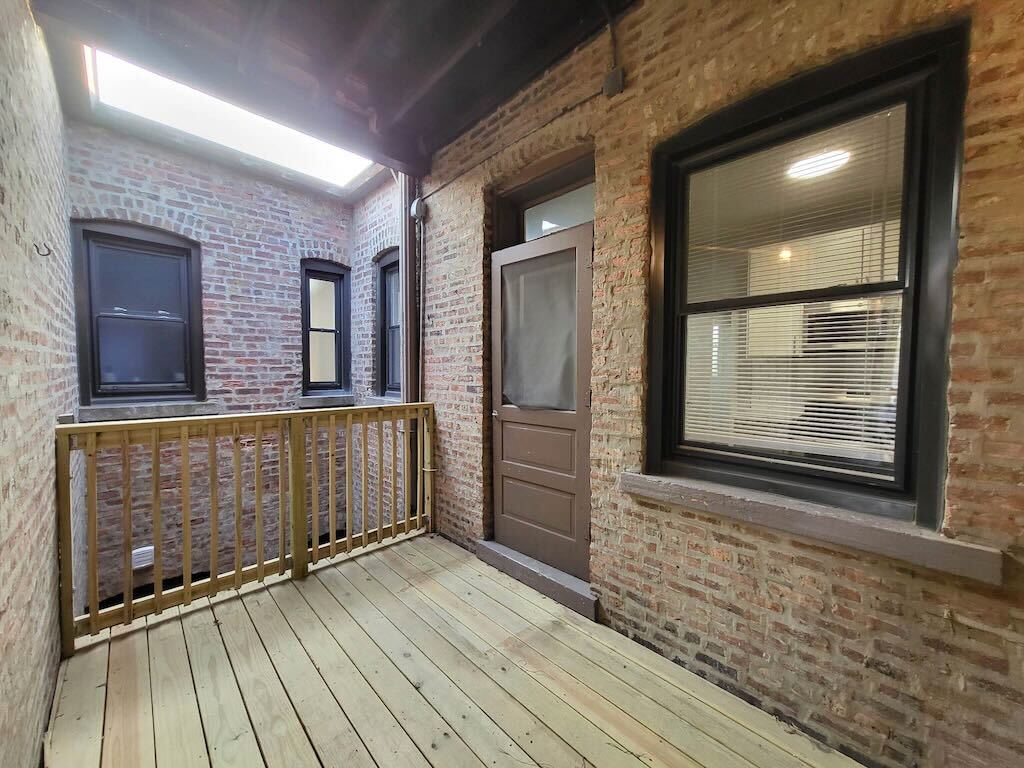 Building Photo - 6259 N Lakewood Ave