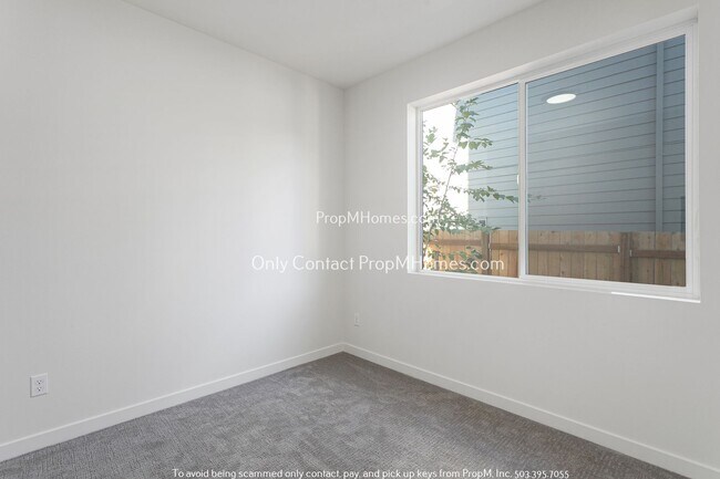 Building Photo - Modern Apartment in the Heart of NE! Half ...