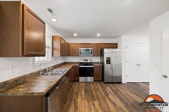 Building Photo - Spacious Three Level Home in Pembroke