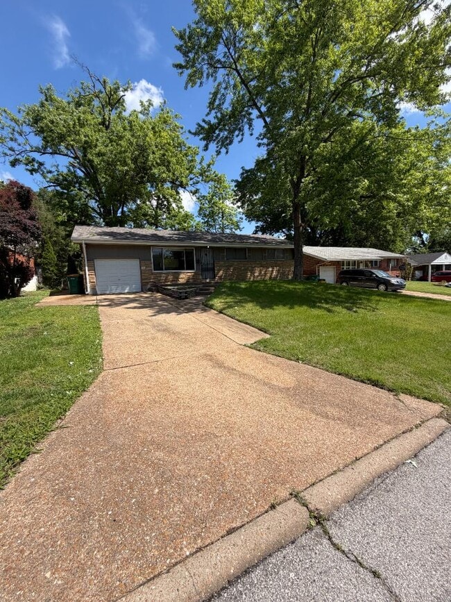 Building Photo - 2415 Castle Dr