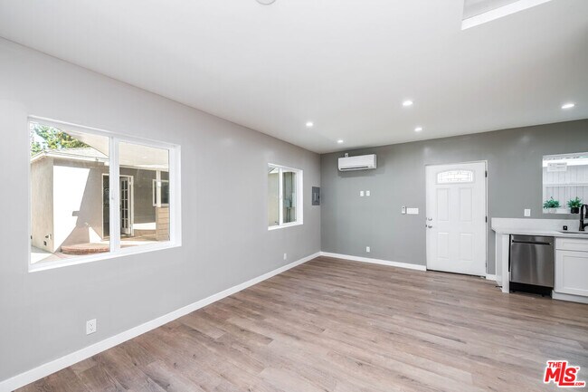 Building Photo - 839 Wilcox Ave