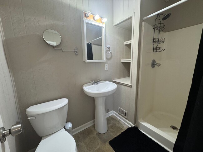 Building Photo - Four bedroom, two bathroom home near downt...