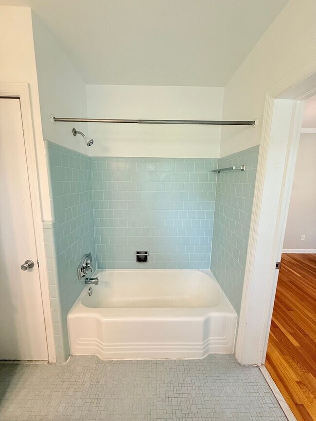 Building Photo - Quaint Upstairs 2 Bedroom
