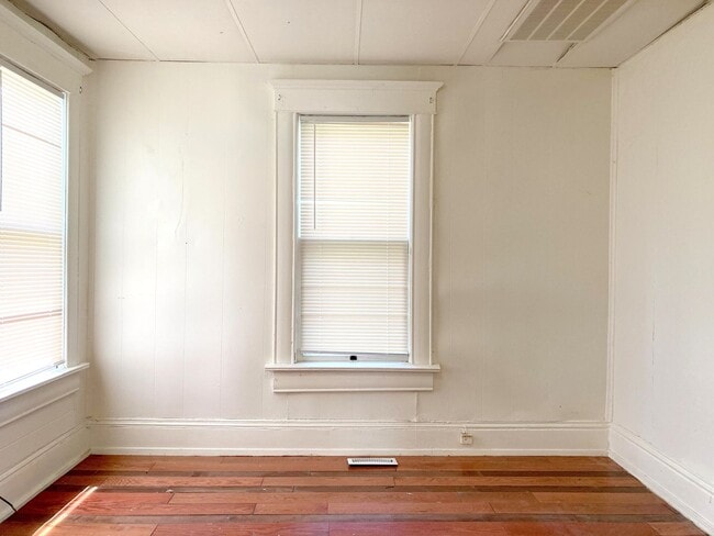 Building Photo - 2 Bed 1 Bath Home