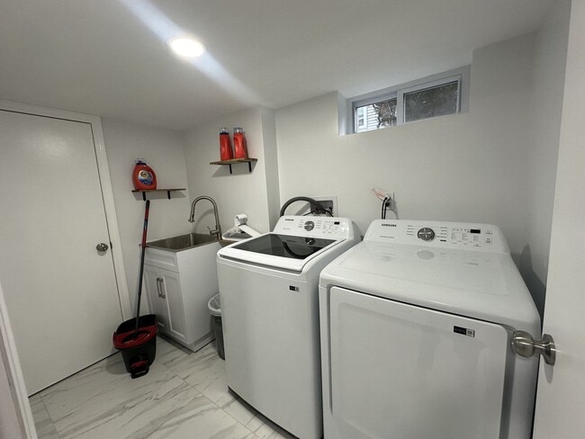 Building Photo - 5 bedrooms, 2.5 bathrooms