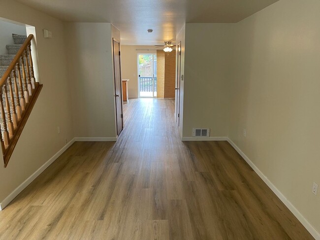 Building Photo - Spacious 2BD/1.5BTH Townhome for Rent in L...