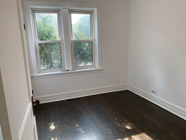 Building Photo - 2255 W Shakespeare Ave