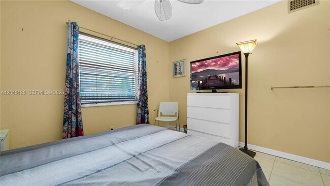 Building Photo - 2861 Somerset Dr