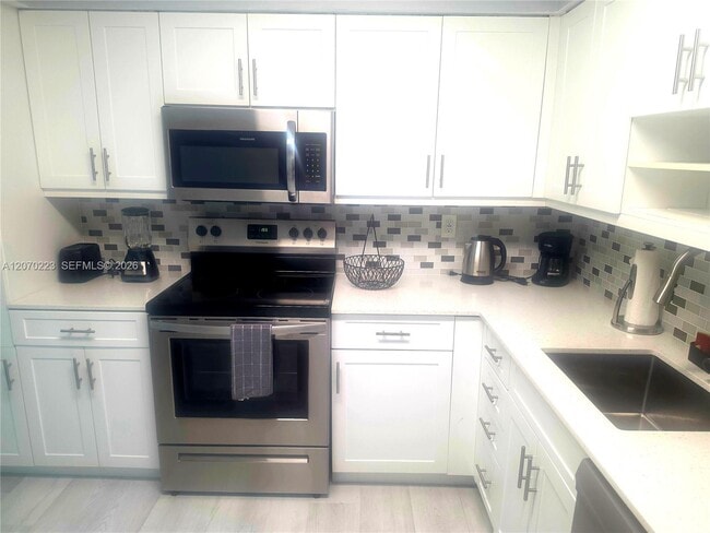 Building Photo - 5151 Collins Ave